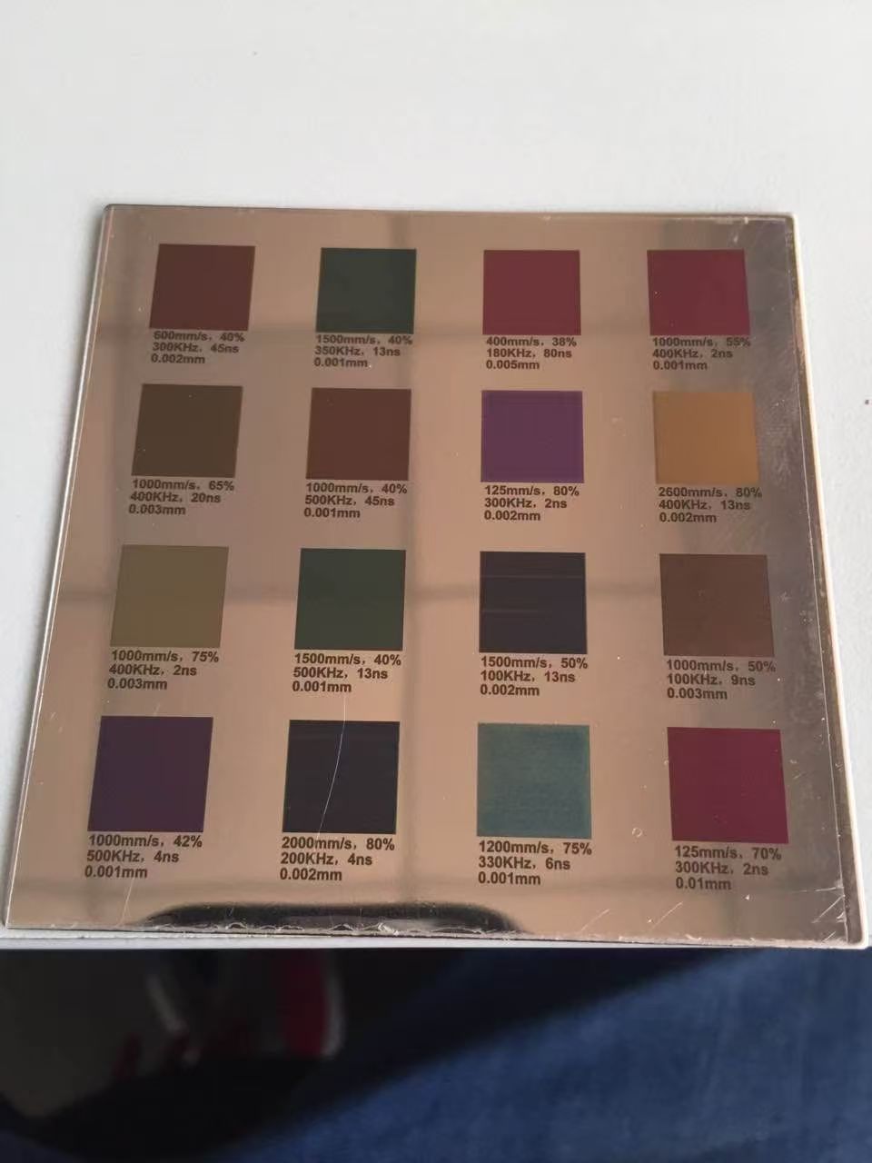 Máquina de marcado láser de fibra MOPA para marcado de color